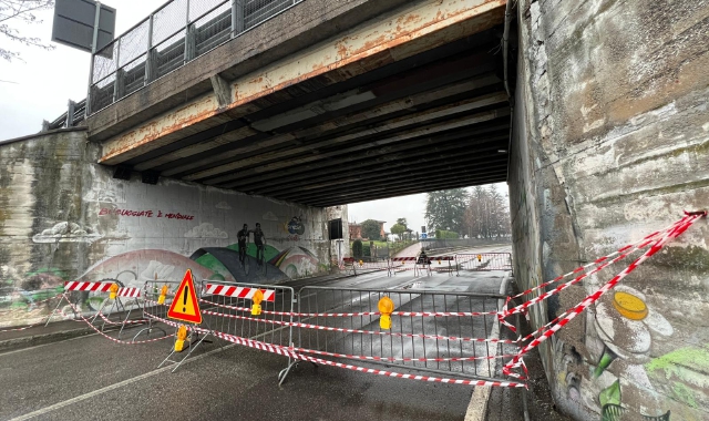 Ponte da verificare e strada chiusa a Buguggiate (foto Stefano Benvegnù - Blitz)