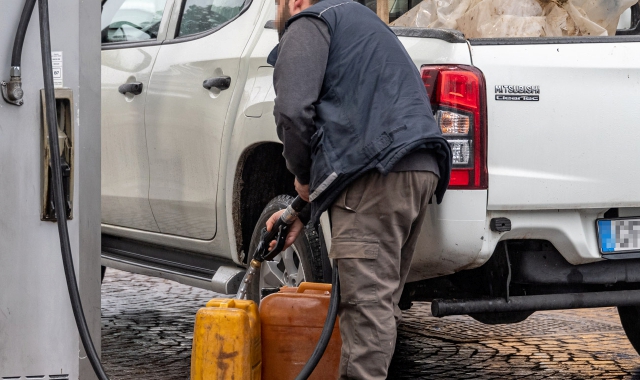 Rifornimento di benzina in un distributore (foto redazione)