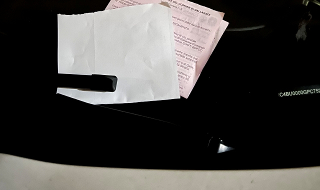 I residenti nella zona delle Torri temono di trovare sulle proprie auto parcheggiate una raffica di multe per mancato rispetto del disco orario (foto Archivio)