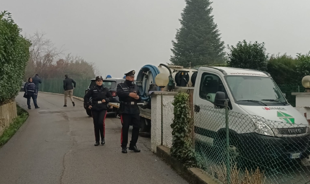 Il camion che ha schiacciato l’operaio contro la recinzione di una villa