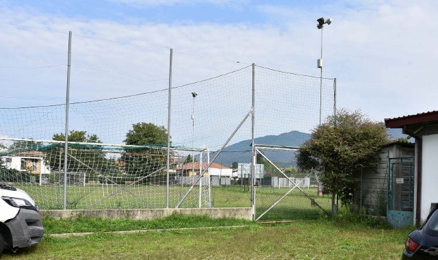 Uno degli accessi al campo sportivo di Calcinate degli Orrigoni