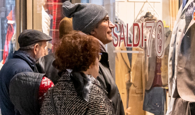 Saldi al via, oggi. Già ieri moltissimi in centro per “buttare l’occhio” sulle occasioni (foto Blitz)