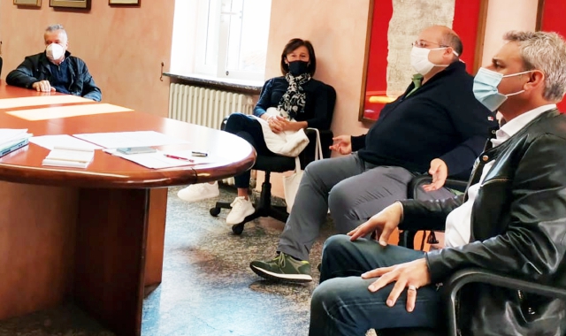 Il sindaco di Origgio, Regnicoli, durante un incontro con i medici di base (foto Blitz)