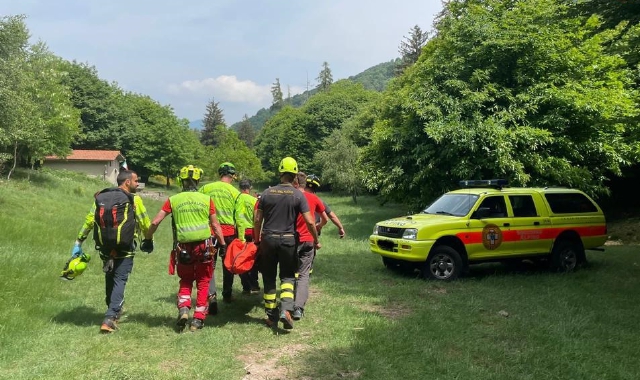 L’aiuto fornito  a un ciclista infortunatosi dopo la discesa adrenalinica dal Campo dei Fiori (foto Soccorso Alpino)