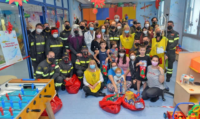 La Befana dei vigili del fuoco all’ospedale Del Ponte (foto Blitz)