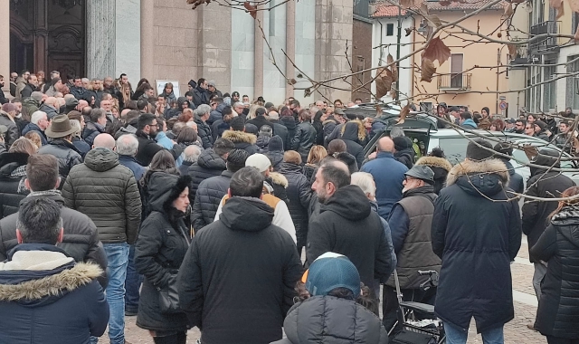 Folla sul sagrato della chiesa parrocchiale di Busto Garolfo per l’addio a Paolo Paul Di Ciancio (Pubblifoto)