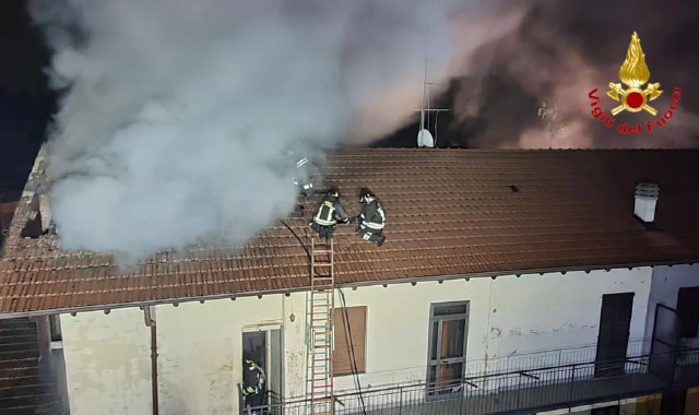 Tetto in fiamme a Gornate Olona