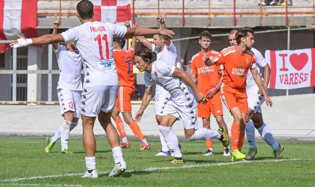 Ferrario esulta dopo uno dei gol con cui il Varese ha battuto l’Alcione 3-1 nella prima partita di campionato (foto Archivio)