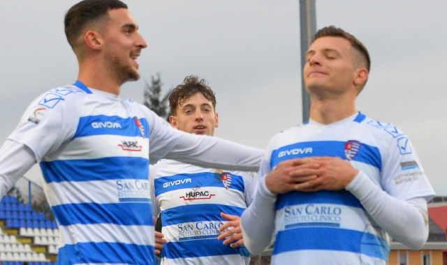 Stanzani partirà tra i titolari in una Pro Patria che vuole ripartire nel 2023 facendo uno scherzetto alla capolista Feralpisalò, oggi di scena allo “Speroni” (foto Blitz)