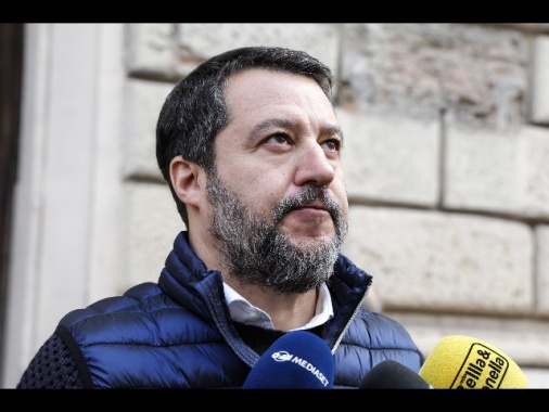 Benzina: Salvini, qualcuno fa il furbo, parleremo con Meloni