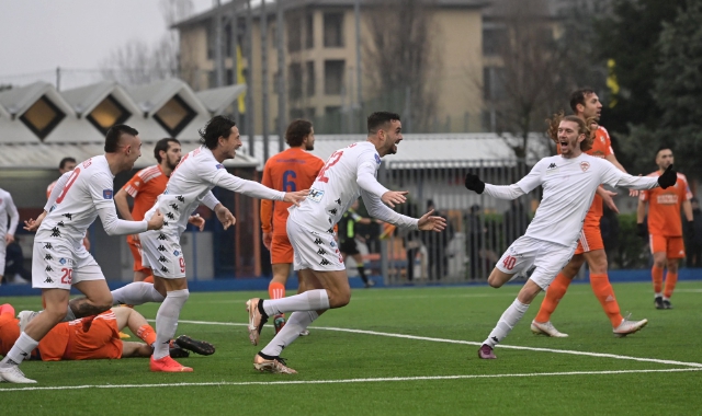 L’esultanza dei giocatori del Varese dopo il gol di Rossini (al centro della foto) (Blitz)