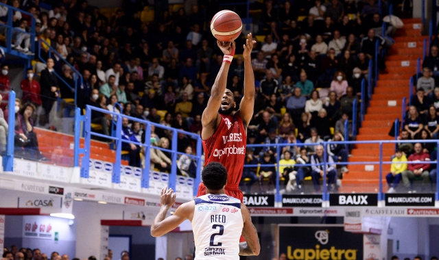 Markel Brown al tiro (Foto Michele Longo / Ciamillo-Castoria)