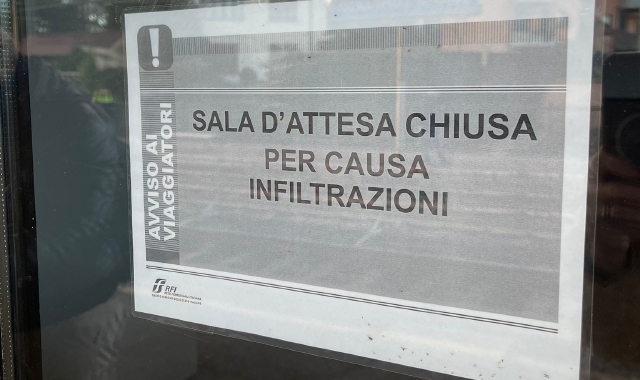 Il cartello esposto all’ingresso della sala d’attesa della stazione di Somma Lombardo (Red.)