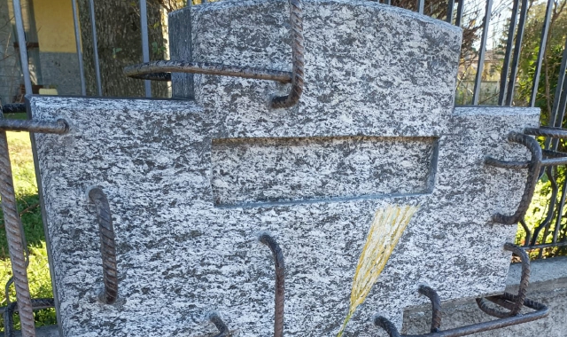 Il monumento danneggiato dai vandali (Red.)