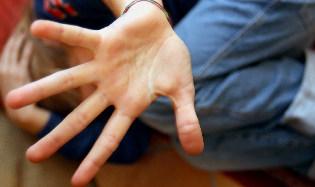 Sesso con la figlia 13enne della compagna