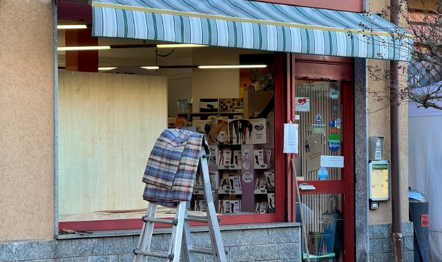 La vetrina della farmacia di Buguggiate è stata sfondata dai ladri che hanno colpito anche in altri cinque Comuni (foto Blitz)