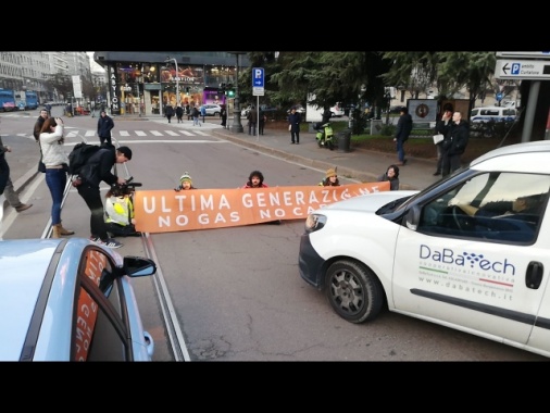 Blitz Ultima generazione, blocco del traffico in centro a Milano