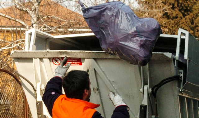 Rifiuti, ecco i bidoni per il secco a Varese