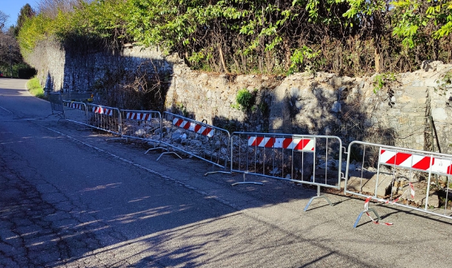 Il muro di Villa Paradeisos è crollato sulla strada la notte tra il 7 e l’8 dicembre (foto Blitz)