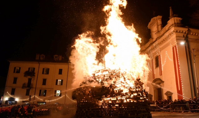 Candele e bigliettini, la devozione di Varese per Sant’Antonio
