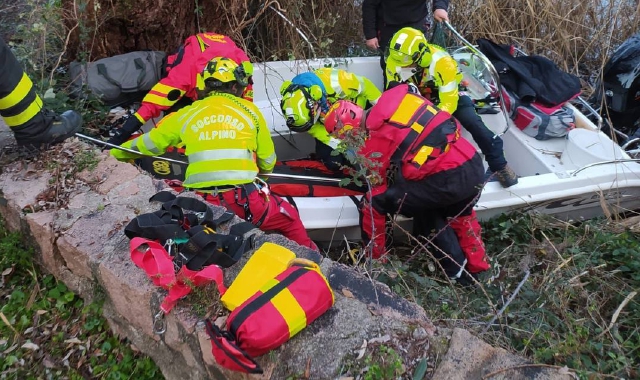 Motoscafo nel canneto: feriti due svizzeri