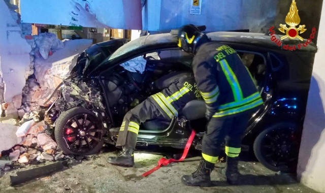L’intervento dei vigili del fuoco per il pauroso incidente avvenuto a Cittiglio