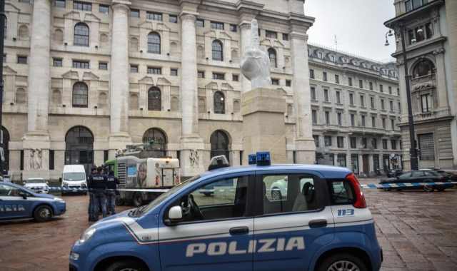 Piazza Affari e il “Dito” imbrattato