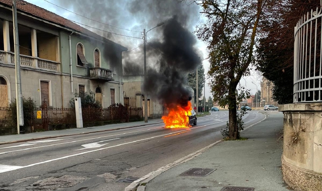 Auto a fuoco, mamma e figlio in salvo a Castellanza