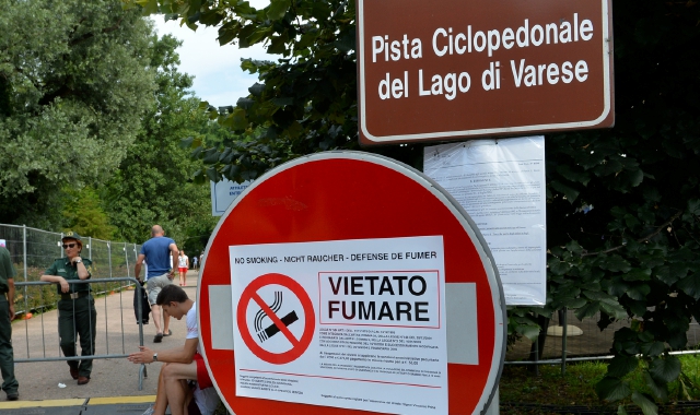 Il cartello “vietato fumare”  all’ingresso del parco Zanzi, alla Schiranna 