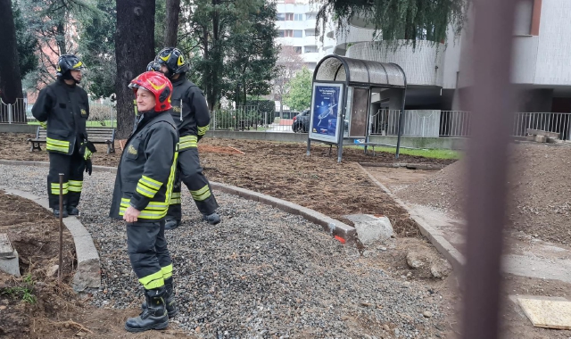 I vigili del fuoco in via Roma per la sospetta fuga di gas (foto Agenzia Blitz)