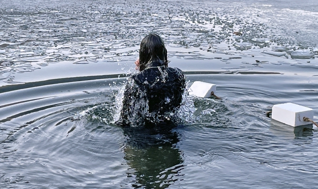 Il battesimo per immersione nella acque gelide del lago di Ghirla (foto Blitz)