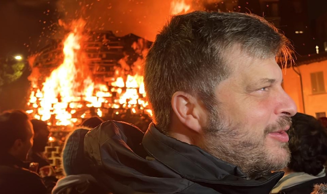 Il candidato alla presidenza della Lombardia, Pierfrancesco Majorino al falò di Varese (foto Blitz)