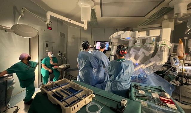 Operazione di chirurgia generale con l’ausilio del robot (foto redazione)