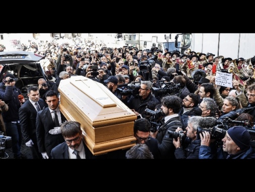 I funerali di Lollobrigida, 'facciamola riposare in pace'