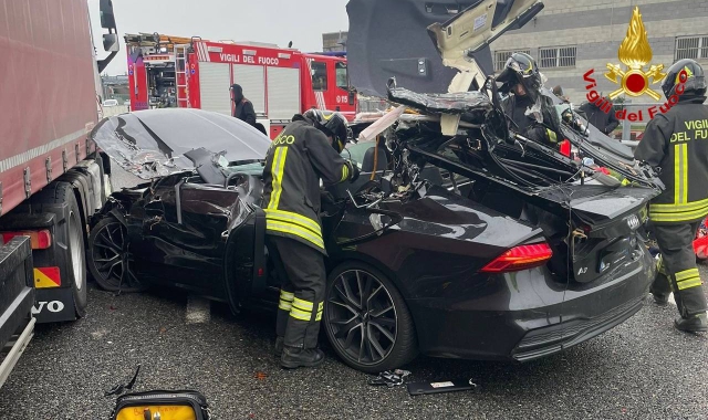 L’intervento dei vigili del fuoco per lo scontro tra l’auto e il camion
