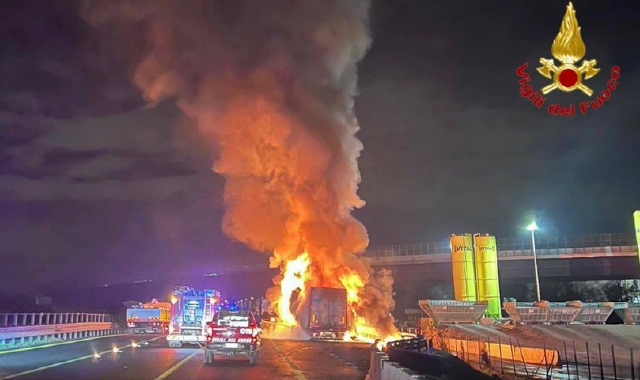 Un’immagine dell’inendio sull’A8 (foto Vigili del fuoco)