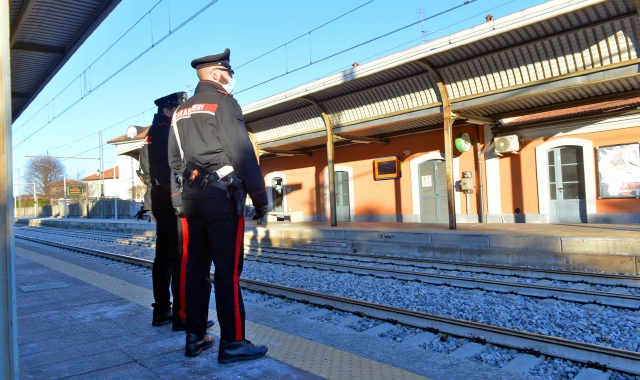 Il ladro è stato fermato dai carabinieri in stazione (foto Archivio)