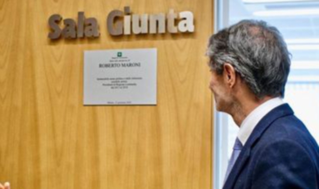 La sala giunta dedicata a Roberto Maroni