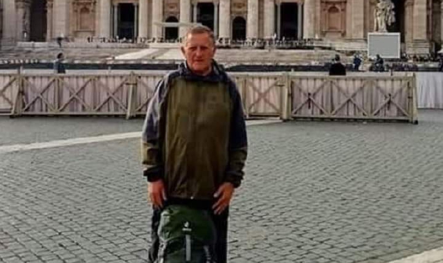 Guido Parisotto a Roma, in piazza San Pietro, subito dopo la conclusione del cammino della via Francigena