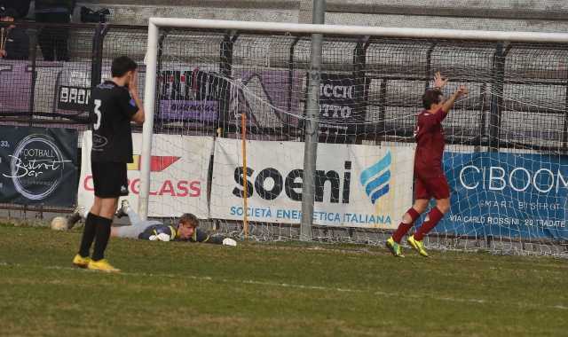 Il gol del Borgosesia a Legnano (foto Walter Todaro - Pubblifoto)
