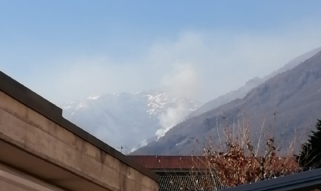 Una colonna di fumo si è alzata nella zona di Monteossolano in seguito all’incendio divampato nel pomeriggio (foto Marco De Ambrosis)