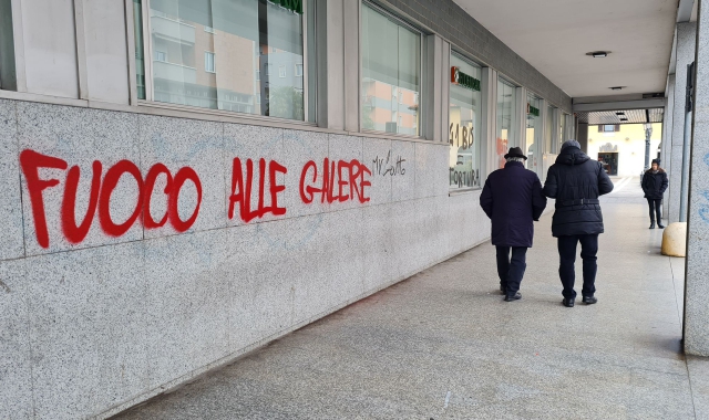 Le scritte apparse questa mattina nel centro di Saronno (Blitz)
