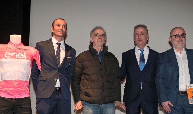 Cassano coi suoi campioni del passato ha “accolto” ieri sera la sua tappa del prossimo Giro (foto BLITZ)