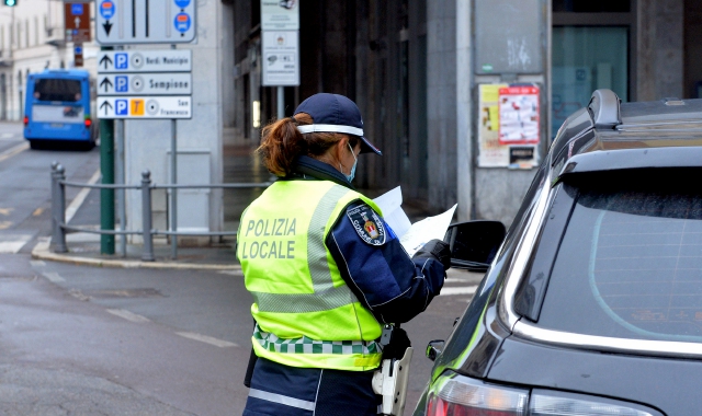 Varese, Polizia locale sulle strade: tolti 5mila punti patente