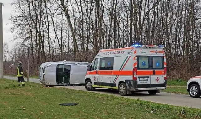 Auto si ribalta, paura a Uboldo