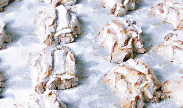 Mandorle, albume e zucchero: sono gli ingredienti dell’amaretto di Gallarate