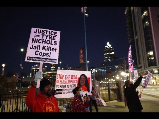 Usa: afroamericano ucciso da agenti, diffuso video shock