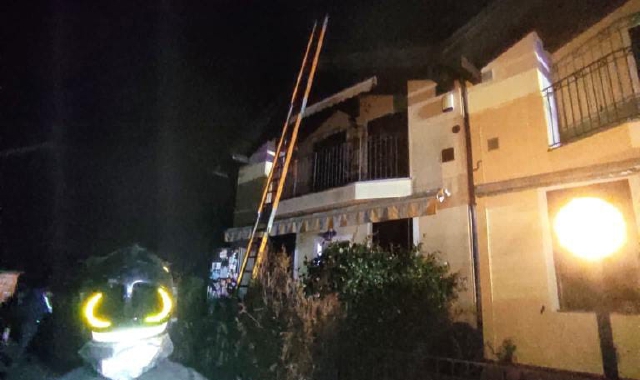 Vigili del fuoco al lavoro nella notte a Castelletto Ticino (foto vigili del fuoco)