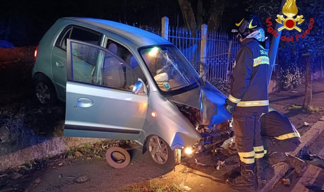 Auto fuori controllo nella notte in viale Ippodromo a Varese (foto vigili del fuoco)