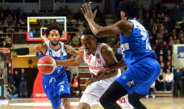 Basket, Ojm scatenata: Brescia travolta